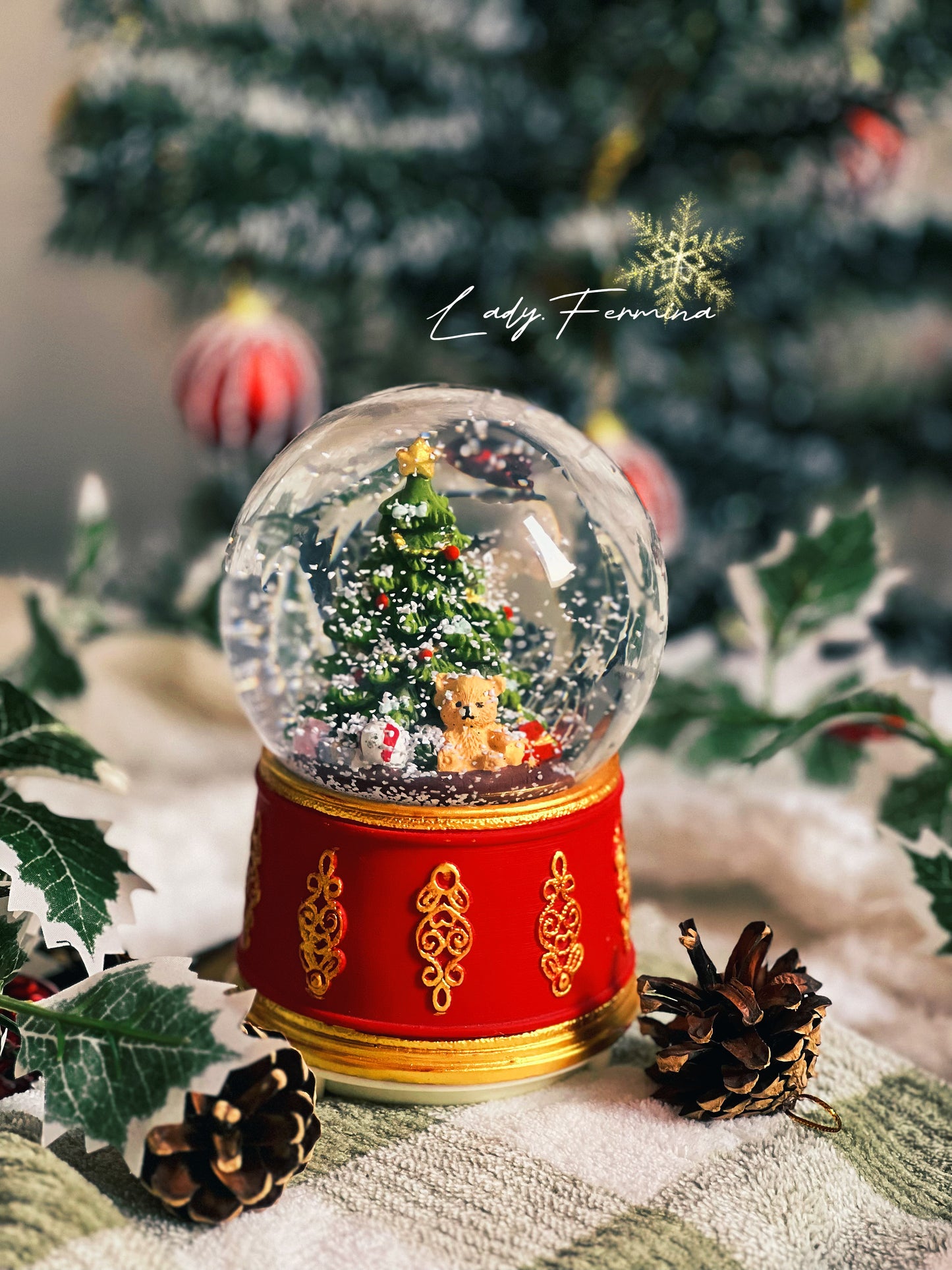 GOLDEN NOEL SNOW GLOBE