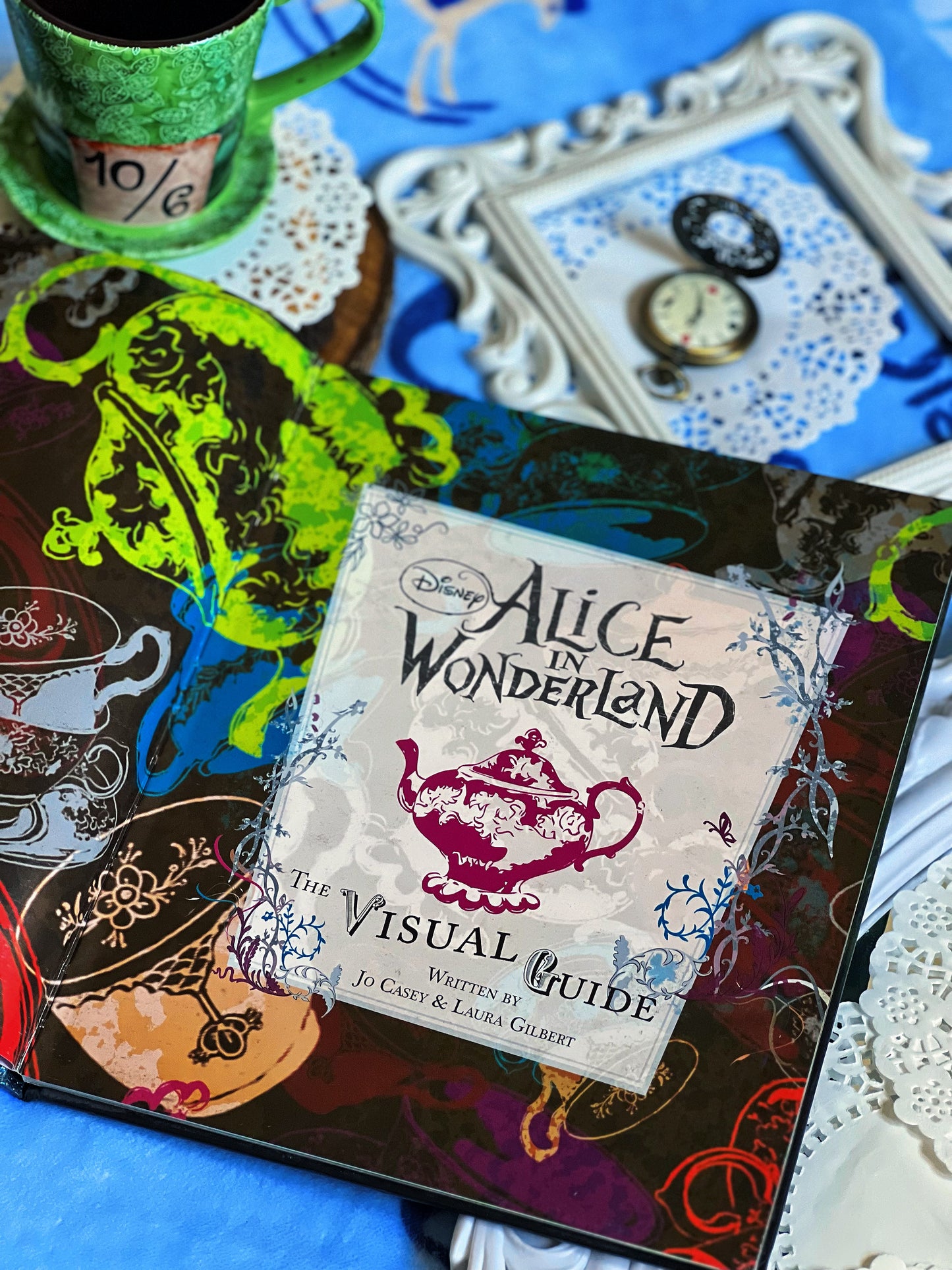 ALICE IN WONDERLAND (the visual guide)(original)