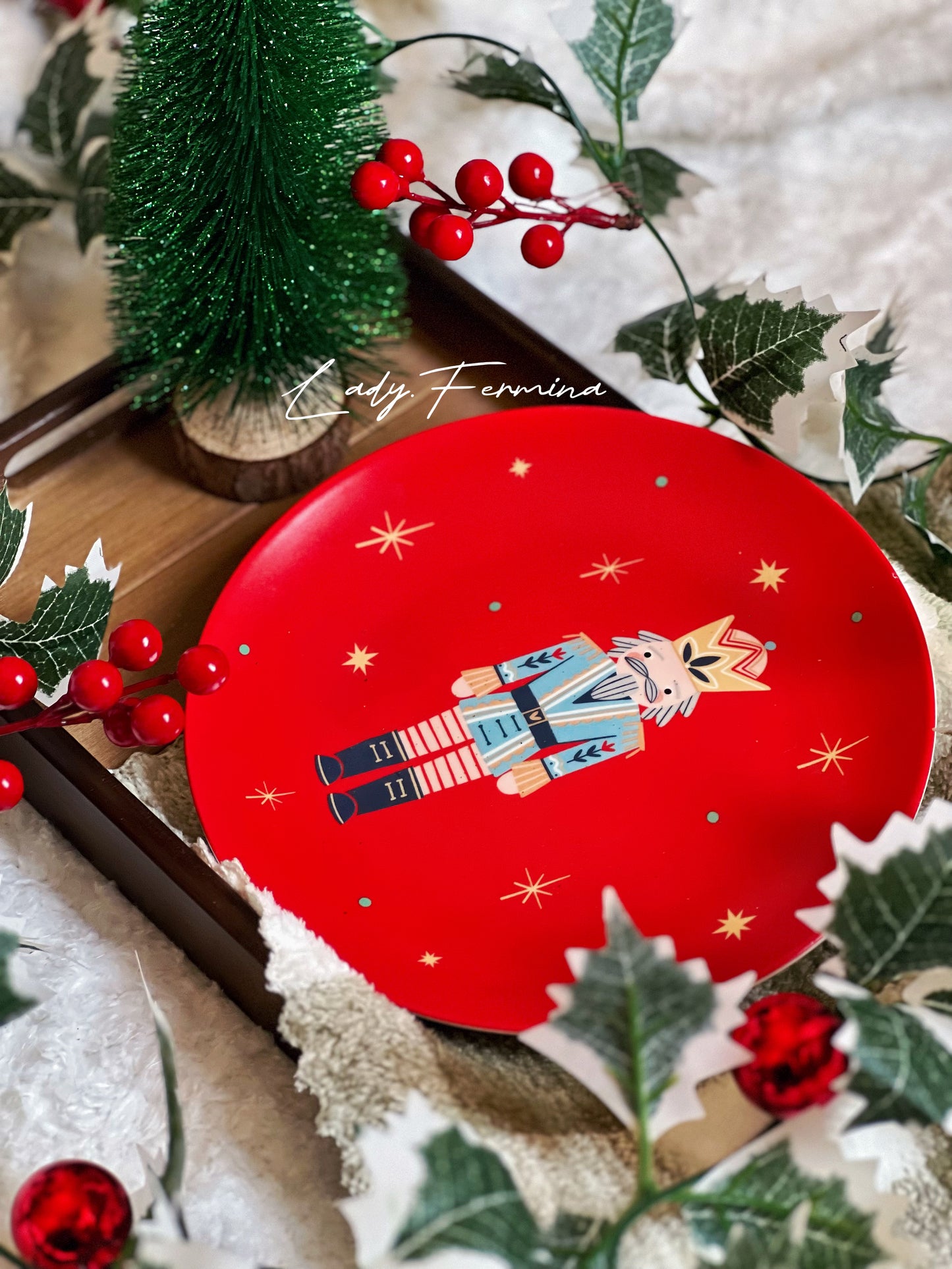 NUTCRACKER PLATE (medium)
