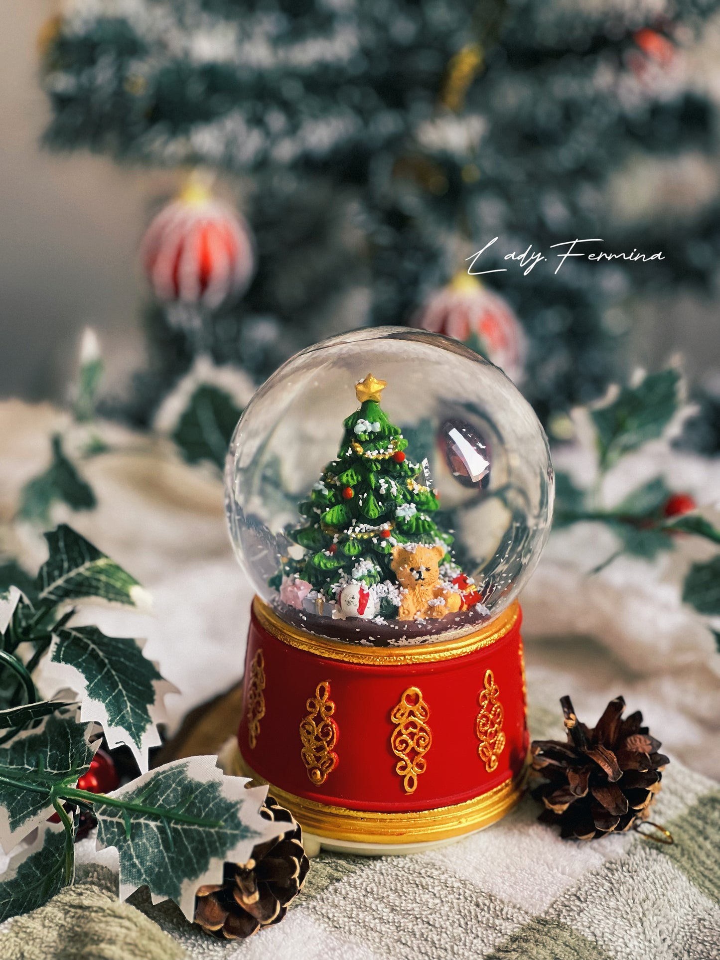 GOLDEN NOEL SNOW GLOBE