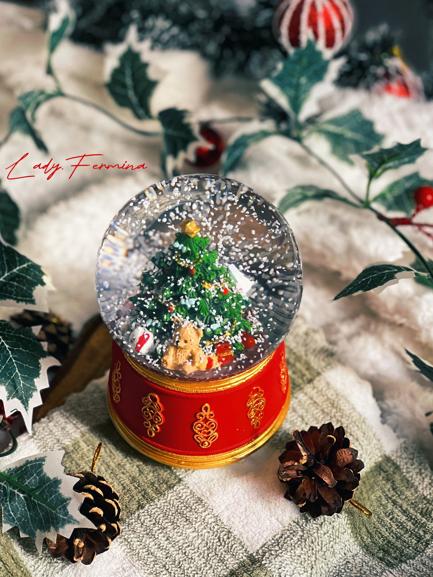 GOLDEN NOEL SNOW GLOBE